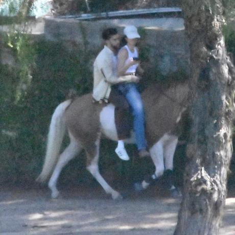 Bab Bunny y Kendall Jenner se vieron juntos montando a caballo