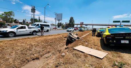 Camioneta termina volcando sobre la cuneta en Carretera 57