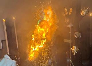 Se desata el pánico tras incendiarse la Virgen del Rocío de Vélez-Málaga.