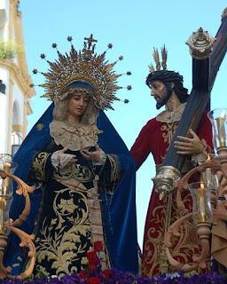 Se desata el pánico tras incendiarse la Virgen del Rocío de Vélez-Málaga.