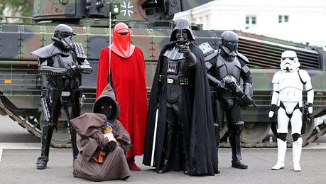 #StarWars:  | Darth Vader y sus secuaces asisten a la inauguración de una sede del Comando Espacial de las Fuerzas Armadas de #Alemania