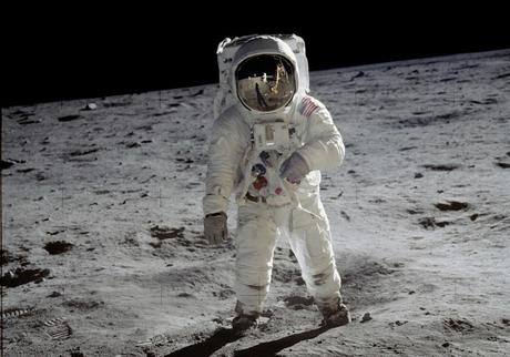 #NASA:  |  Cuando el ser humano vuelva a la #Luna en 2025 lo hará vestido otra vez de blanco. Hay una buena razón para ello