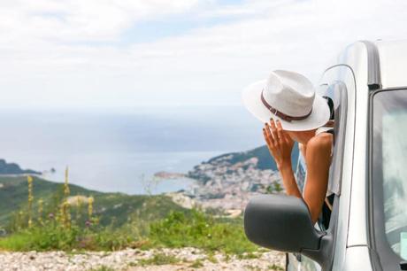 Concepto de mujer de viaje por carretera.