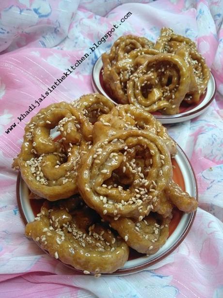 CHEBAKIA À LA FARINE DE BLÉ COMPLET/ WHOLE WHEAT CHEBAKIA / CHEBAKIA CON HARINA DE GRANO ENTERO DE TRIGO / شباكية بدقيق القمح الكامل