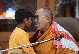#RELIGIONES:  |   El Dalai Lama pidió a niño que le «chupe» la lengua y luego se disculpó por críticas