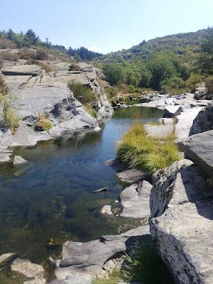 AREA RECREATIVA DE LA PONVIEJA: BASTO PARAISO ALPINO FLUVIAL ENTRE ROCAS DE PIZARRA