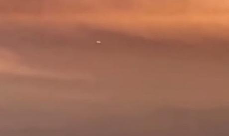 #ALIENIGENAS:  |  ¿Somos observados? Pasajero capta a un “#ovni” cerca del avión (+VIDEO)