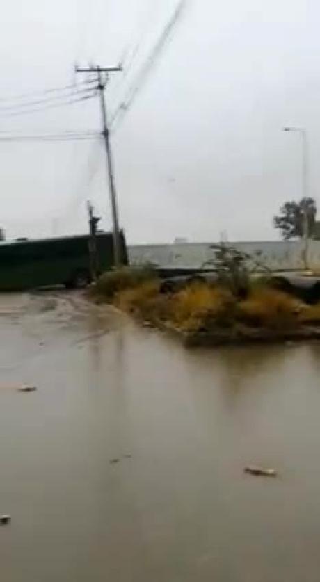 (video) Al menos tres camiones caen en zanja en el Eje 130 de la Zona Industrial