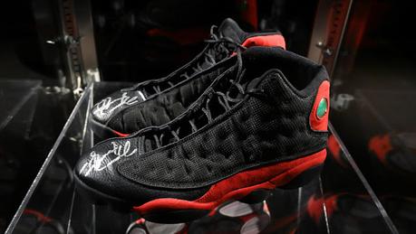 Subastan por precio récord unas zapatillas #AirJordan13 que usó #MichaelJordan en la #NBA