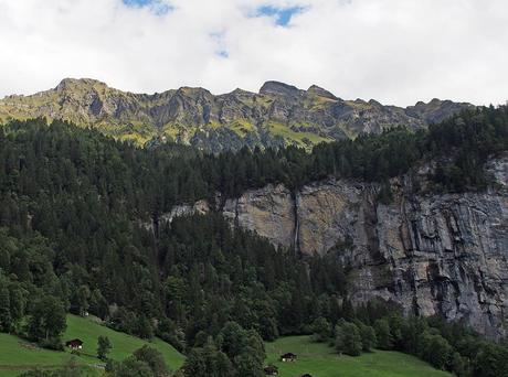 cascadas en lauterbrunnen Suiza

