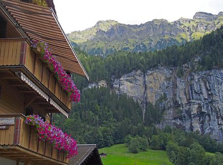 sendero de las cascadas en Lauterbrunnen Suiza