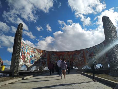 monumento-de-la-amistad-en-kazbegi-2