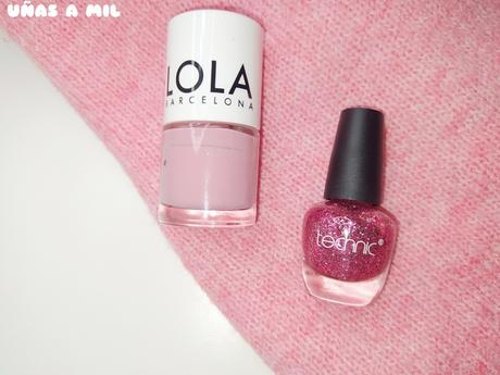 Diseño de uñas en rosa y blanco con copos de nieve Diseño de uñas en rosa y blanco con copos de nieve