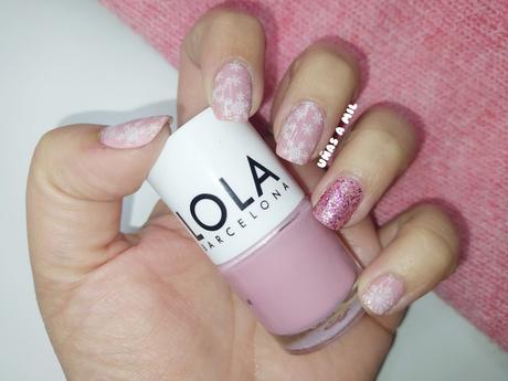 Diseño de uñas en rosa y blanco con copos de nieve