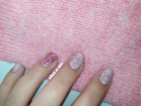 Diseño de uñas en rosa y blanco con copos de nieve