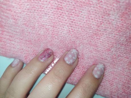 Diseño de uñas en rosa y blanco con copos de nieve Diseño de uñas en rosa y blanco con copos de nieve