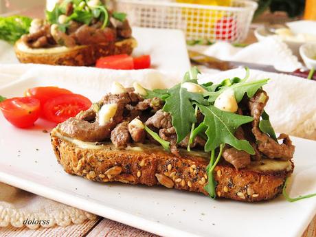 Tostada con ternera a la mostaza y rúcula Tostada con ternera a la mostaza y rúcula