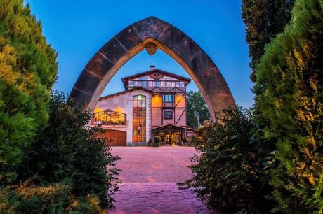 Puente de Mayo, tres destinos, tres experiencias Puente de Mayo, tres destinos, tres experiencias