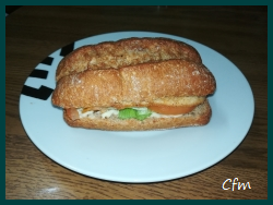 Bocadillo de pechuga empanada