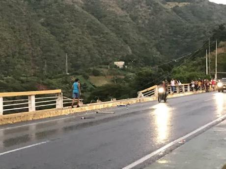 #VENEZUELA:  | Policía de #LaGuaira rescata a hombre que intenta lanzarse desde el #viaducto (+VIDEO)