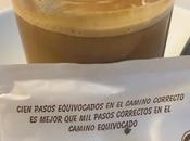 Entre cafés, plantas comidas