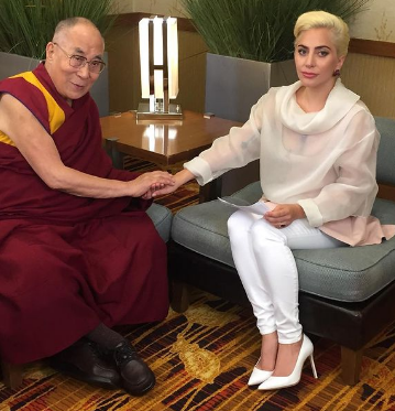 #RELIGIONES:  |  ¿También ‘manilargo’? Polémico video del dalái lama tocando una pierna a Lady Gaga (@ladygaga) | (+VIDEO)