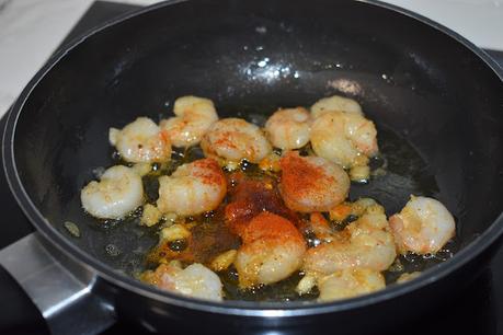 Guisantes frescos con gambas y huevo