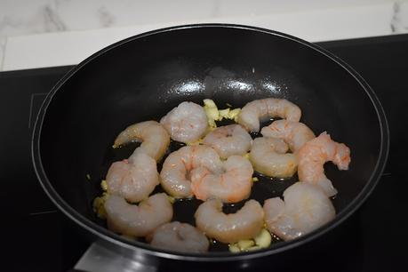 Guisantes frescos con gambas y huevo