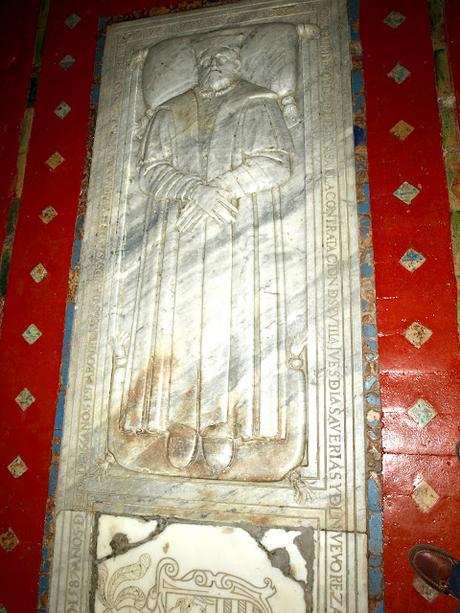 El Convento de Madre de Dios (7): las tumbas dentro de la iglesia.