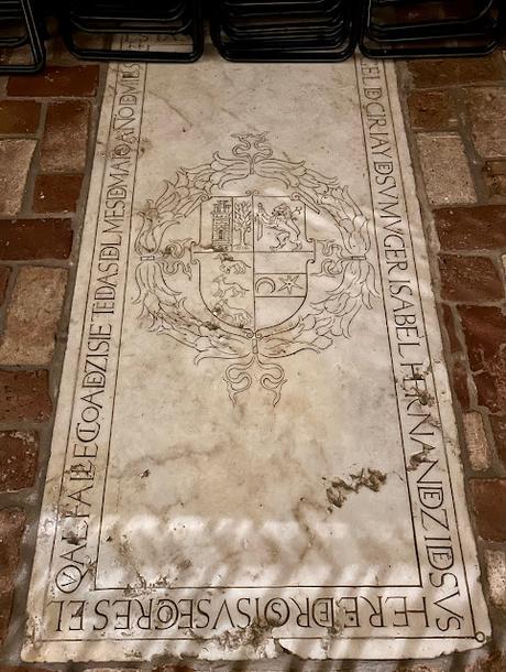 El Convento de Madre de Dios (7): las tumbas dentro de la iglesia.