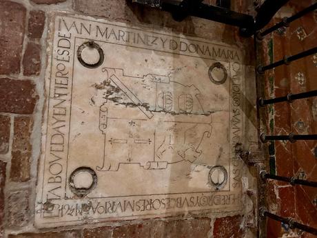 El Convento de Madre de Dios (7): las tumbas dentro de la iglesia.