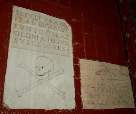 El Convento de Madre de Dios (7): las tumbas dentro de la iglesia.