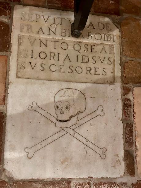 El Convento de Madre de Dios (7): las tumbas dentro de la iglesia.