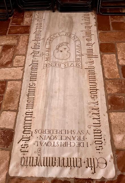 El Convento de Madre de Dios (7): las tumbas dentro de la iglesia.