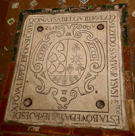 El Convento de Madre de Dios (7): las tumbas dentro de la iglesia.