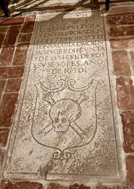 El Convento de Madre de Dios (7): las tumbas dentro de la iglesia.