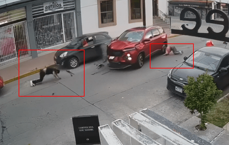 (video) Motocicleta y camioneta chocan en cruce de Germán Gedovius y Amado Nervo