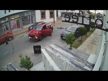 (video) Motocicleta y camioneta chocan en cruce de Germán Gedovius y Amado Nervo