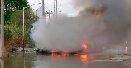 Tráiler choca y termina consumido por las llamas en Periférico