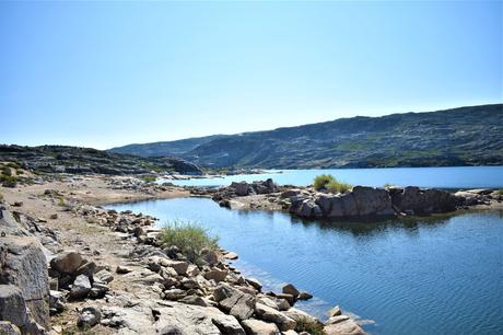 Navega por el río del parque haciendo rafting