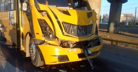 Choque entre camiones deja doce personas lesionadas en puente de avenida Salk
