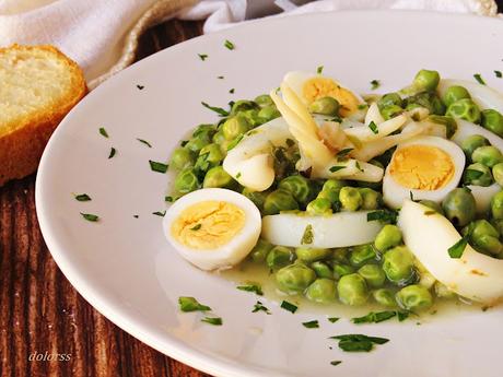Sepia con guisantes y huevos
