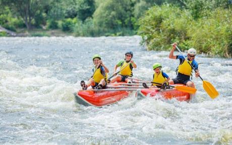 7 inolvidables viajes familiares de aventura aventura de rafting en familia