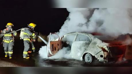 Ruta 40: chocó un ciervo y se le incendió el auto cerca de Junín Ruta 40: chocó un ciervo y se le incendió el auto cerca de Junín