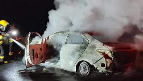 Ruta 40: chocó un ciervo y se le incendió el auto cerca de Junín Ruta 40: chocó un ciervo y se le incendió el auto cerca de Junín