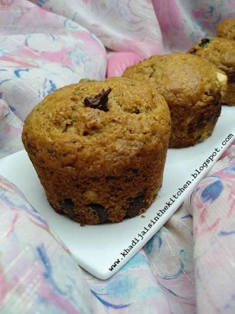 PETITS GÂTEAUX AUX COURGETTES ET AUX PÉPITES DE CHOCOLAT / ZUCCHINI-CHOCOLATE CHIP MUFFINS / MAGDALENAS DE CALABACÍN Y CHISPAS DE CHOCOLATE / مافن بالكوسة (قرع اخضر) و حبيبات الشوكولاتة