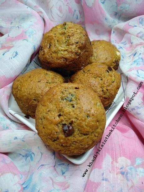 PETITS GÂTEAUX AUX COURGETTES ET AUX PÉPITES DE CHOCOLAT / ZUCCHINI-CHOCOLATE CHIP MUFFINS / MAGDALENAS DE CALABACÍN Y CHISPAS DE CHOCOLATE / مافن بالكوسة (قرع اخضر) و حبيبات الشوكولاتة