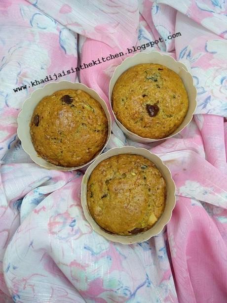 PETITS GÂTEAUX AUX COURGETTES ET AUX PÉPITES DE CHOCOLAT / ZUCCHINI-CHOCOLATE CHIP MUFFINS / MAGDALENAS DE CALABACÍN Y CHISPAS DE CHOCOLATE / مافن بالكوسة (قرع اخضر) و حبيبات الشوكولاتة