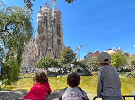 Niños viendo la Sagrada Familia de Barcelona