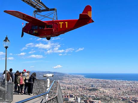 El avión del Área Panorámica del Tibidabo en Barcelona con niños